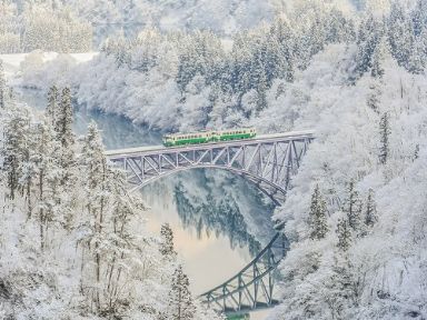 <東北四季玩法全覽> <br>按照日本每月獨有的風情魅力，規劃最合適的旅遊路線 讓每位旅行者跟著時令旅行脈動